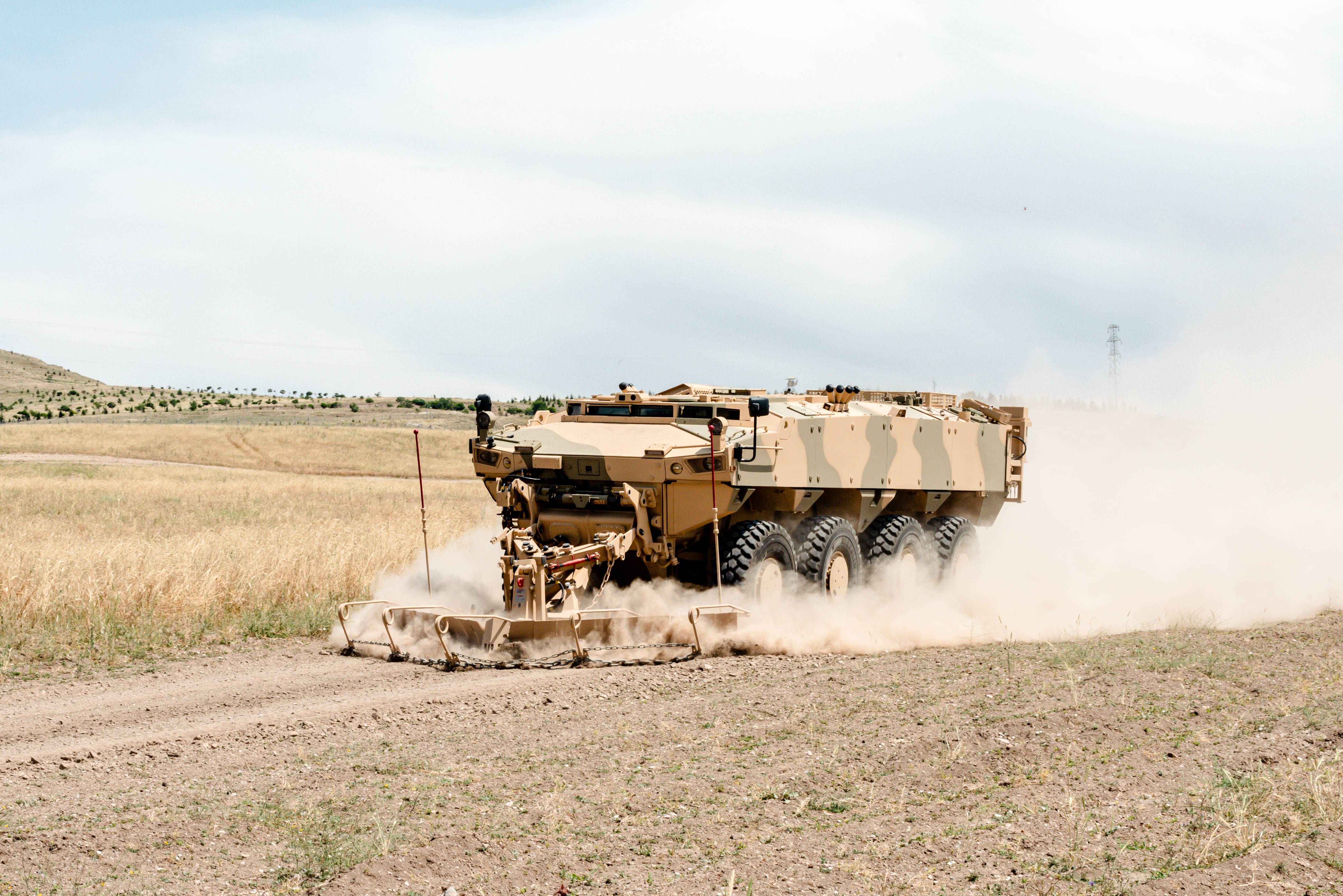 Véhicule militaire transportant une charge